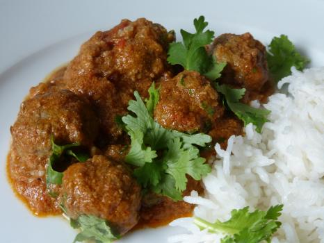 Indische Kofta mit Joghurt-Tomatensauce